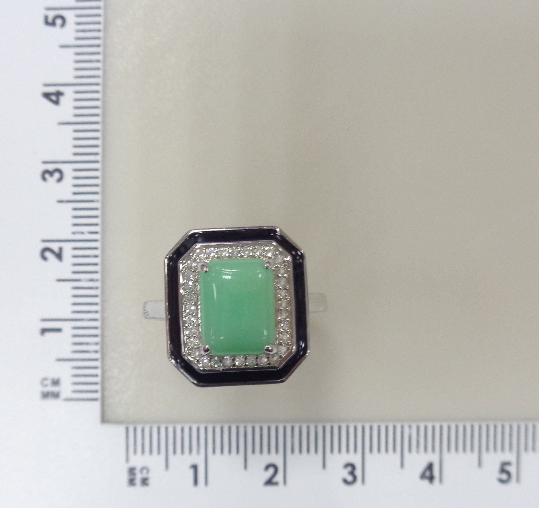 Серебряное кольцо с зеленым халцедоном